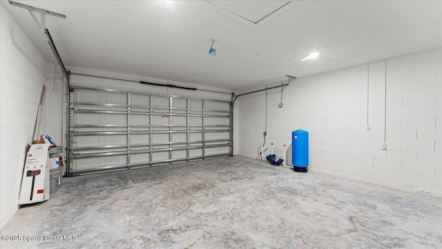 garage featuring concrete block wall