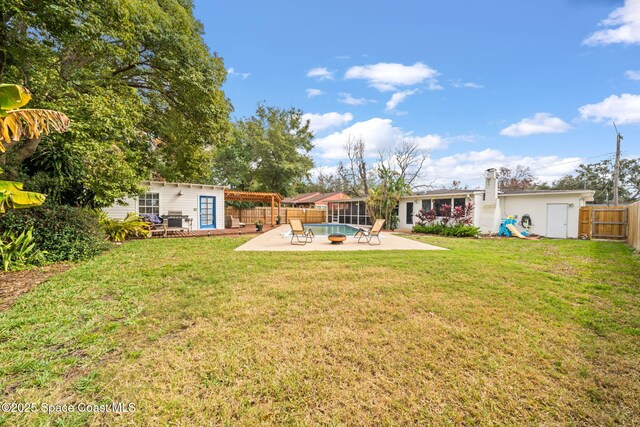 view of yard featuring a pergola, an outbuilding, and a patio area