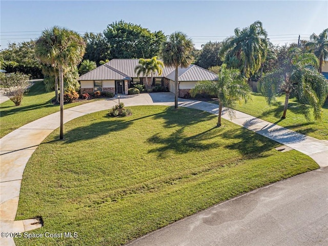 ranch-style home featuring a front lawn