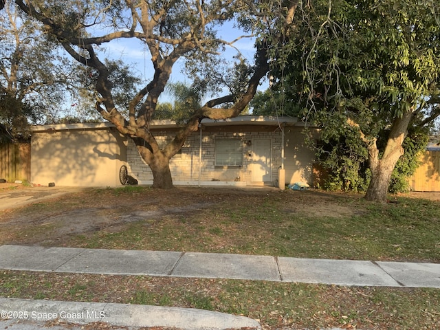 view of front facade featuring a front lawn