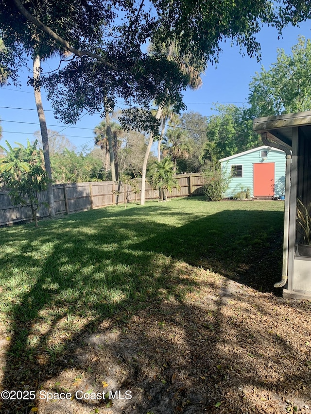 view of yard featuring a shed