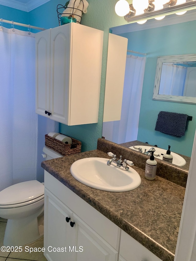 bathroom featuring a shower with curtain, vanity, and toilet