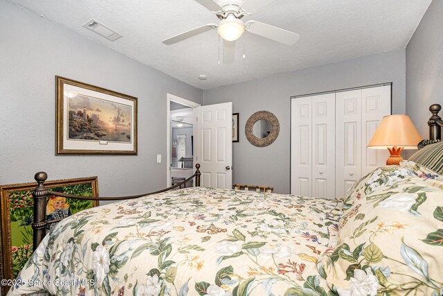 bedroom featuring ceiling fan, a closet, and a textured ceiling