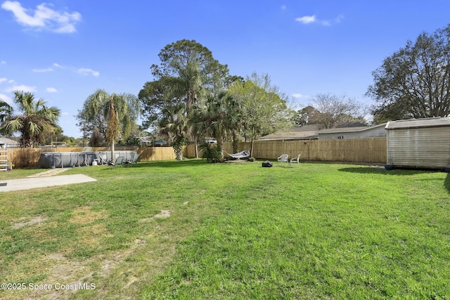 view of yard featuring a pool