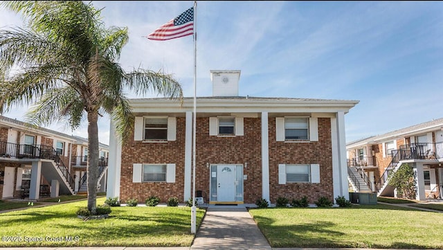 view of front facade with a front yard