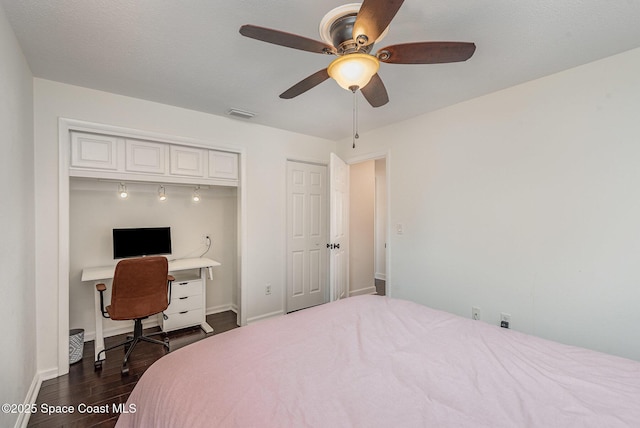 bedroom featuring dark hardwood / wood-style floors, ceiling fan, and a closet