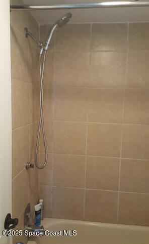 bathroom with tiled shower / bath combo