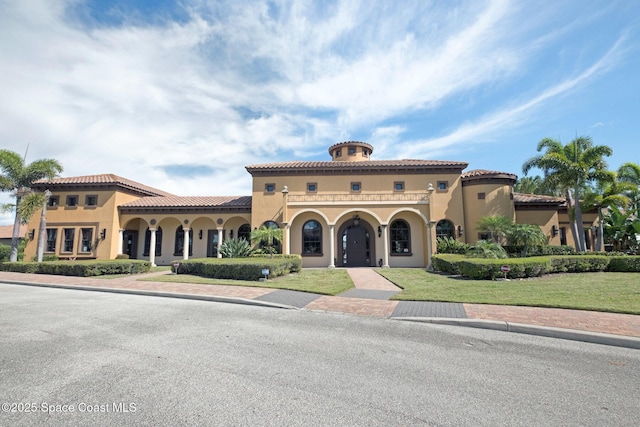 view of front facade with a front lawn