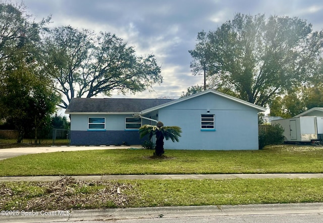 view of front of house featuring a shed and a front lawn