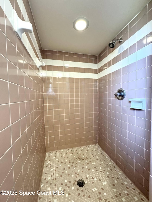 bathroom featuring a tile shower