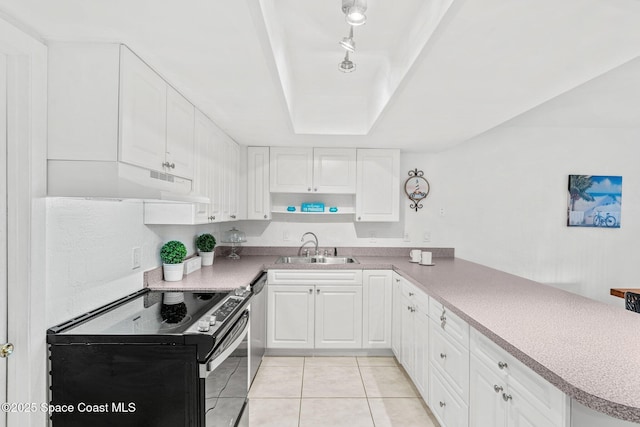 kitchen featuring sink, appliances with stainless steel finishes, white cabinetry, a tray ceiling, and kitchen peninsula