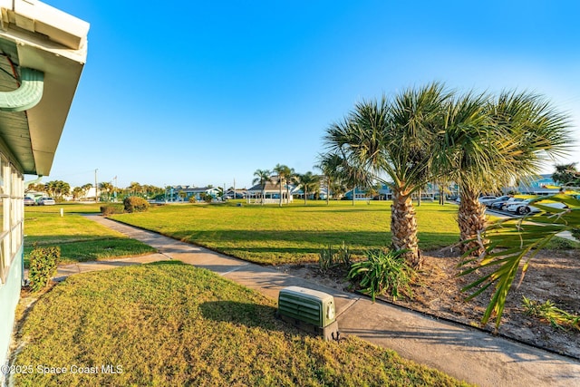 view of property's community featuring a lawn