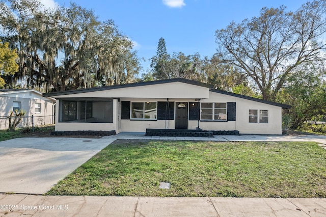 single story home with a front lawn