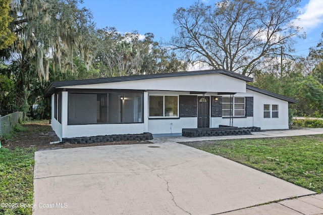 view of front of property featuring a front yard