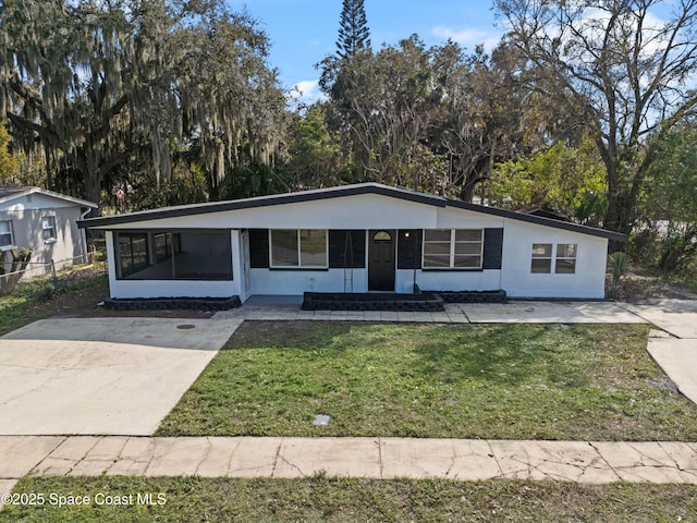 view of front of house featuring a front yard