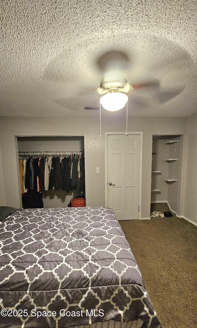 bedroom featuring ceiling fan, a closet, a textured ceiling, and carpet flooring