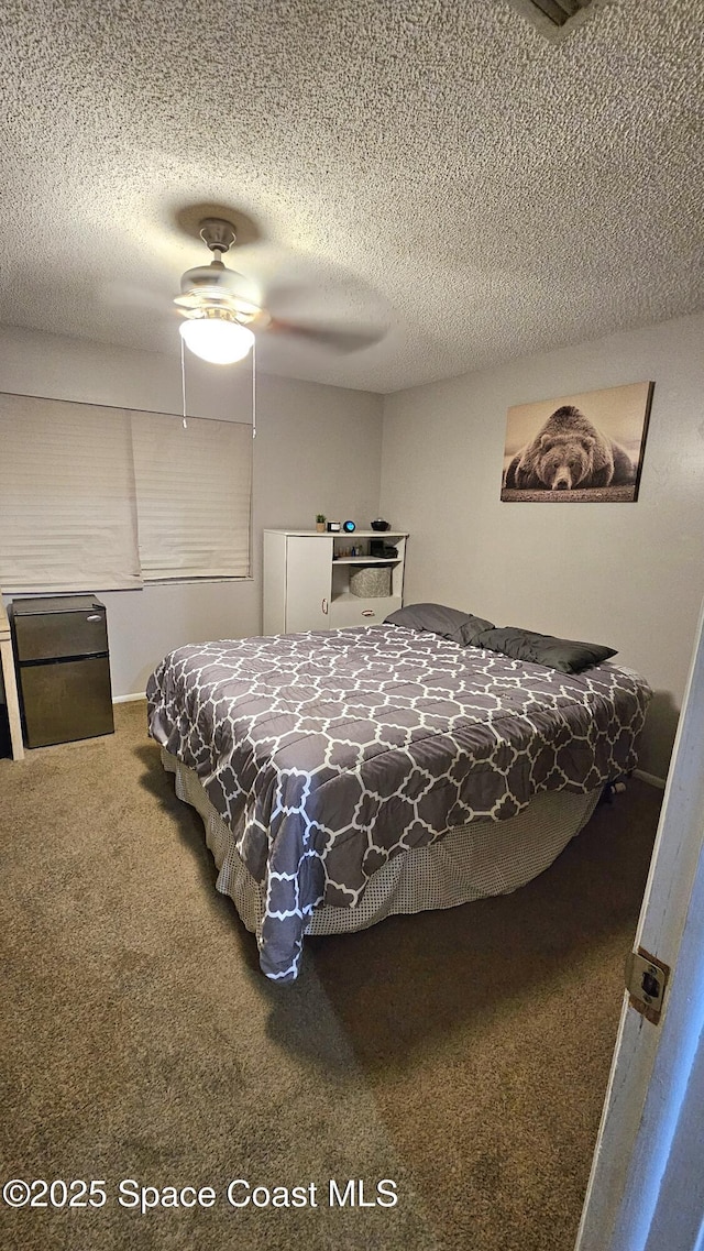 bedroom with ceiling fan, a textured ceiling, and carpet