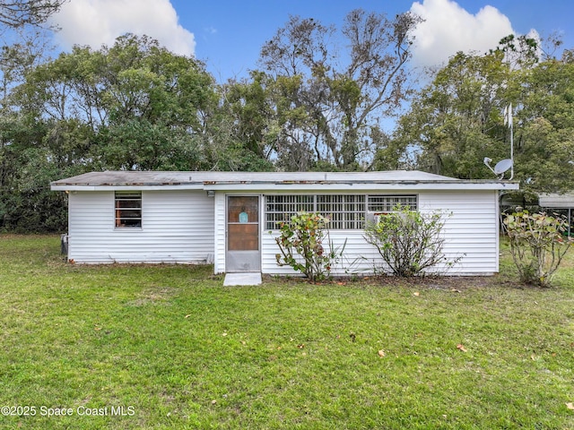 single story home with a front lawn