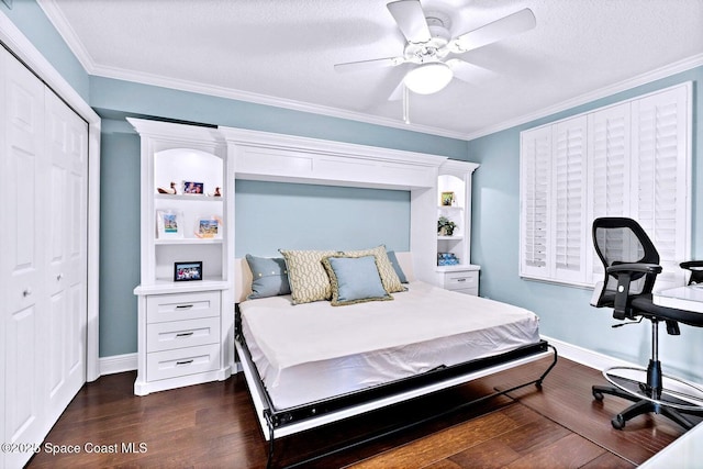 bedroom featuring ceiling fan, crown molding, dark wood-type flooring, a textured ceiling, and a closet