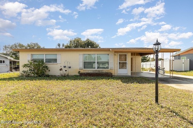 view of front of home featuring a carport and a front yard