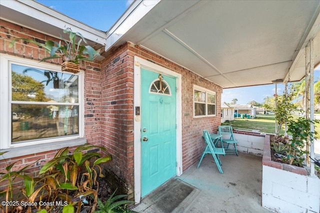 property entrance featuring a porch