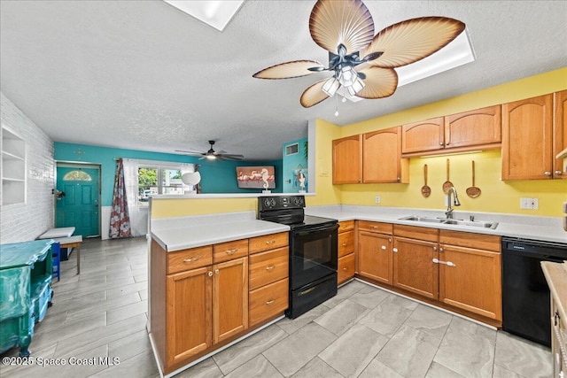 kitchen with sink, ceiling fan, black appliances, a textured ceiling, and kitchen peninsula