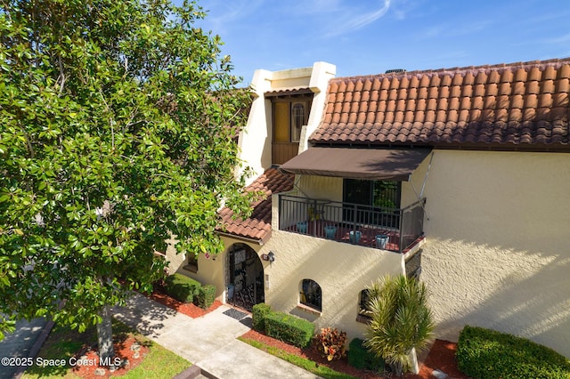 view of front of house with a balcony