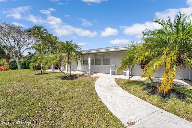 view of front facade featuring a front yard