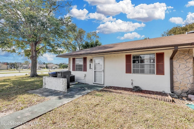 view of front of home with a front lawn