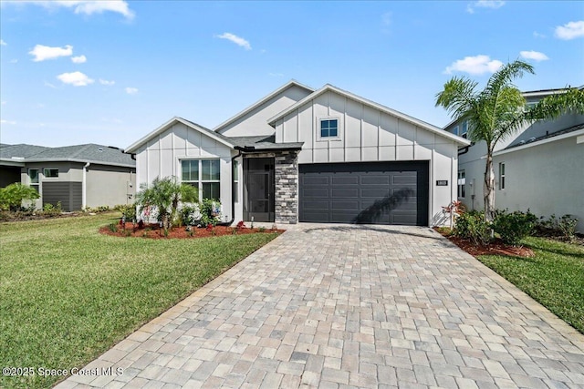 view of front facade featuring a garage and a front lawn