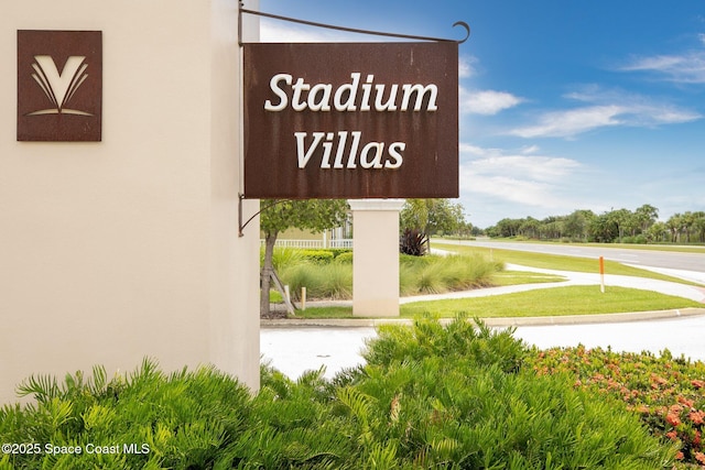 community sign featuring a yard