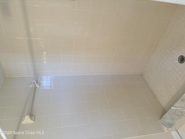 bathroom featuring a tile shower