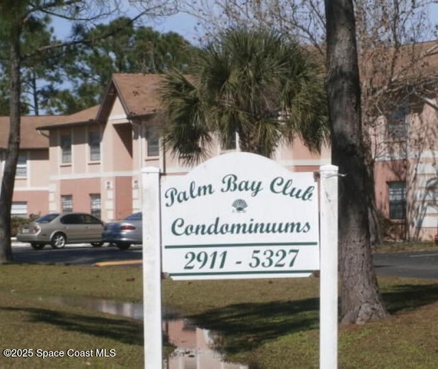 community / neighborhood sign featuring a yard