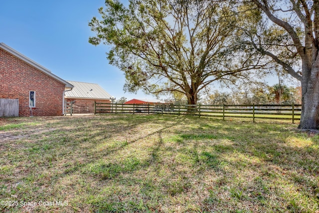 view of yard featuring a rural view