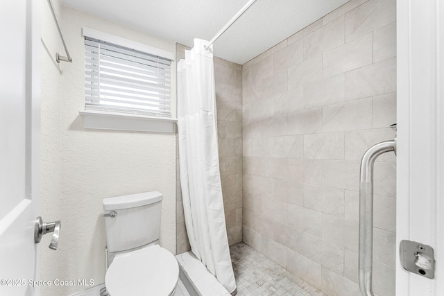bathroom featuring a shower with curtain and toilet