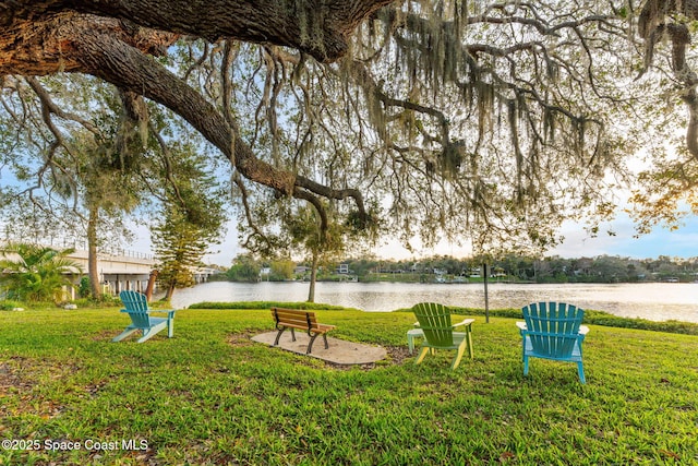view of yard featuring a water view