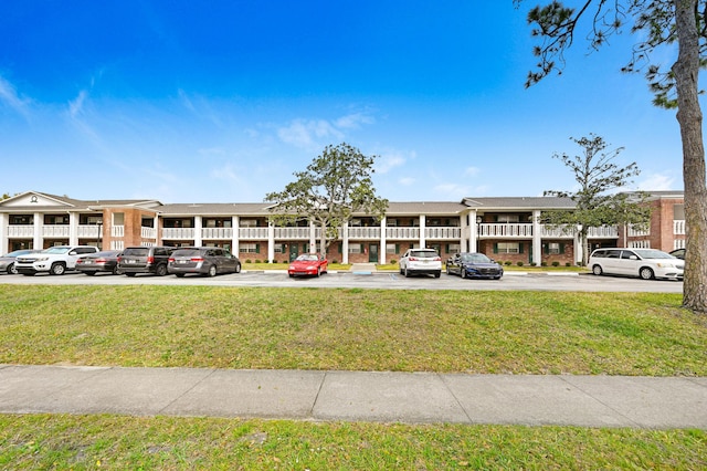 view of front facade with a front lawn