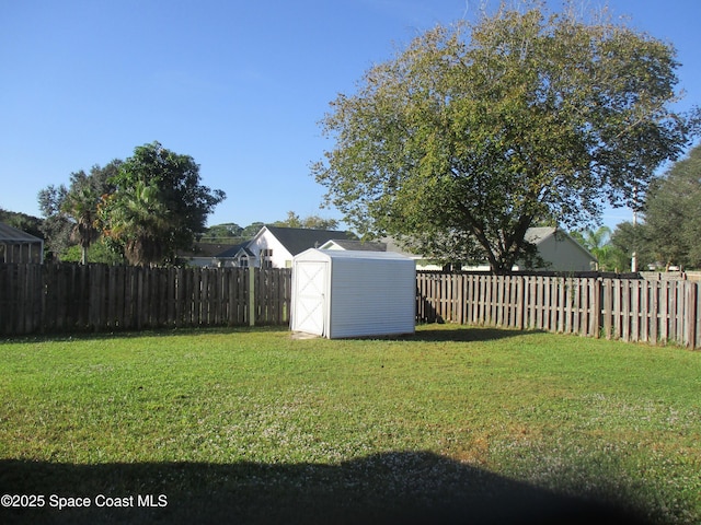 view of yard featuring a storage shed