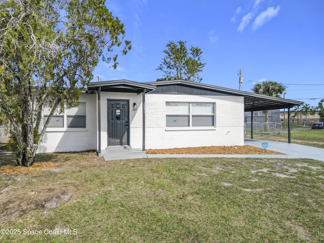 view of front of house featuring a carport and a front yard