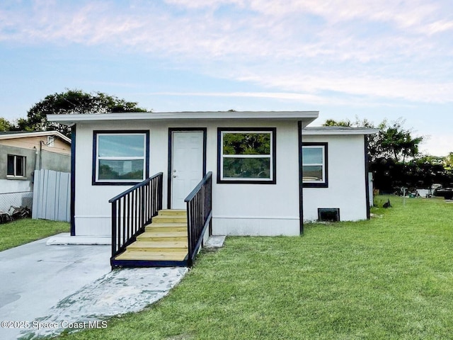 view of front of house with a front lawn