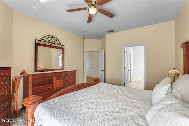 bedroom featuring ceiling fan and a textured ceiling