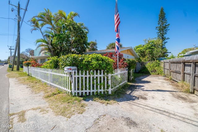 view of front facade with a fenced front yard