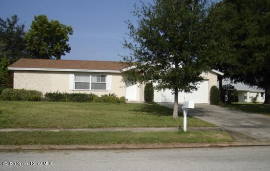 view of front facade featuring a garage and a front yard