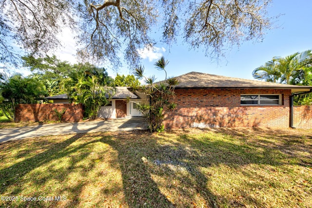 single story home featuring a garage and a front lawn