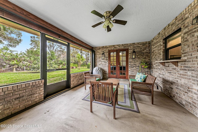 sunroom with ceiling fan