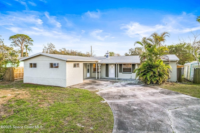 single story home with a front yard