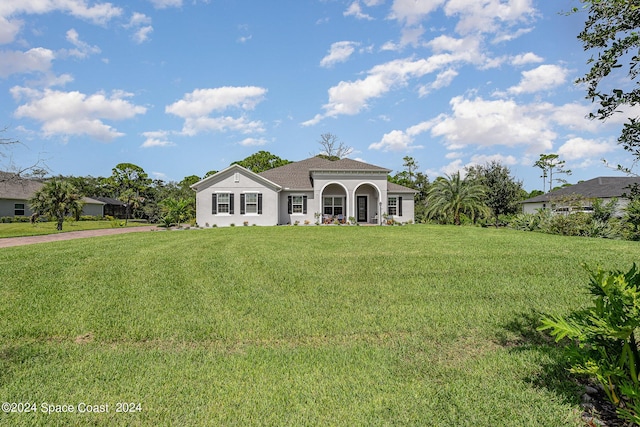 view of front of property featuring a front yard