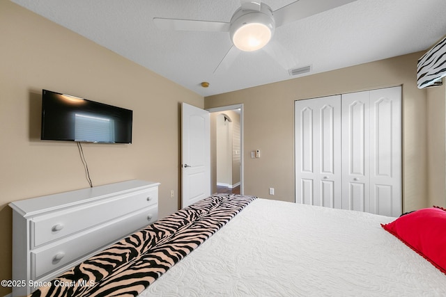 bedroom featuring ceiling fan, a closet, and a textured ceiling