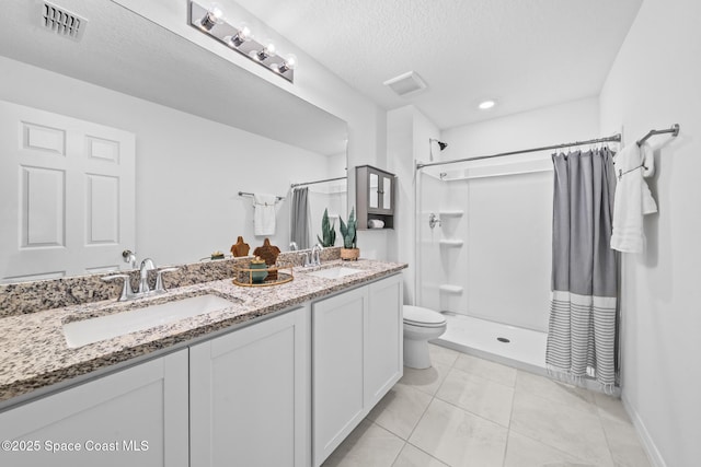 bathroom featuring visible vents, curtained shower, a sink, and toilet