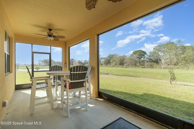 sunroom with ceiling fan